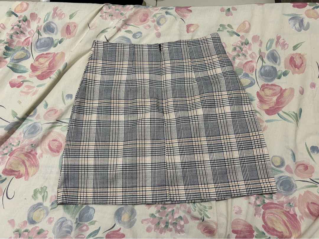 Korean Style Pencil Mini Skirt (Category: Skirts) located in Pinamalayan. Submitted by _dragonfly (Listing ID 1439169807, Image 2). Description: No issues .