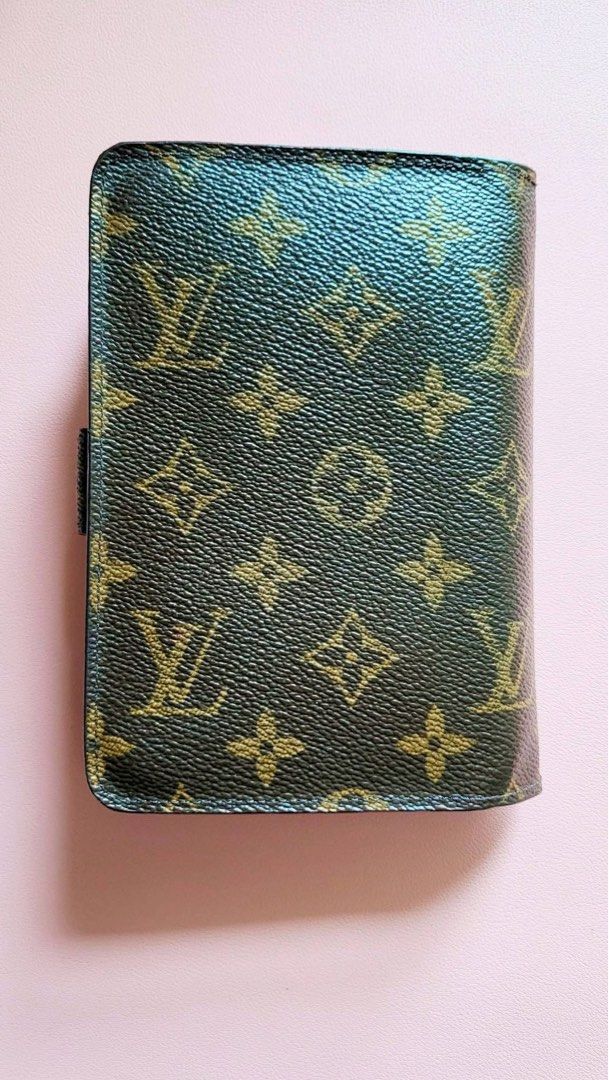 Lv Bifold Wallet (Category: Luxury Bags & Wallets) located in Manila. Submitted by junri0 (Listing ID 1439164817, Image 3). Description: Lv bifold Wallet in Good Condition Pls see last photos sa flaw.