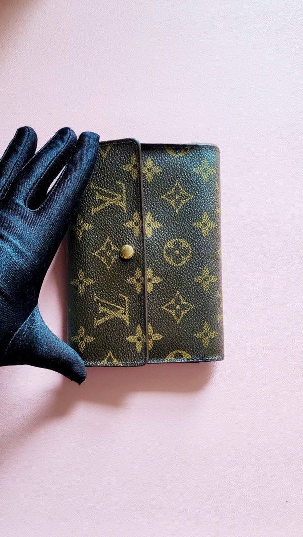 Lv trifold wallet (Category: Luxury Bags & Wallets) located in Manila. Submitted by junri0 (Listing ID 1439165626, Image 2). Description: Lv Trifold Wallet In very Good Condition No lagkit or damage signs of wear only.
