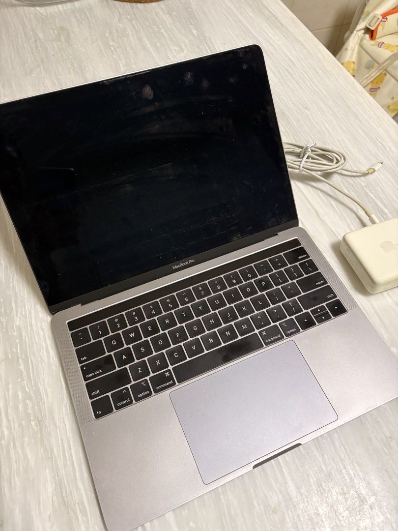 MacBook Pro 2018 Spoilt460162315080837120