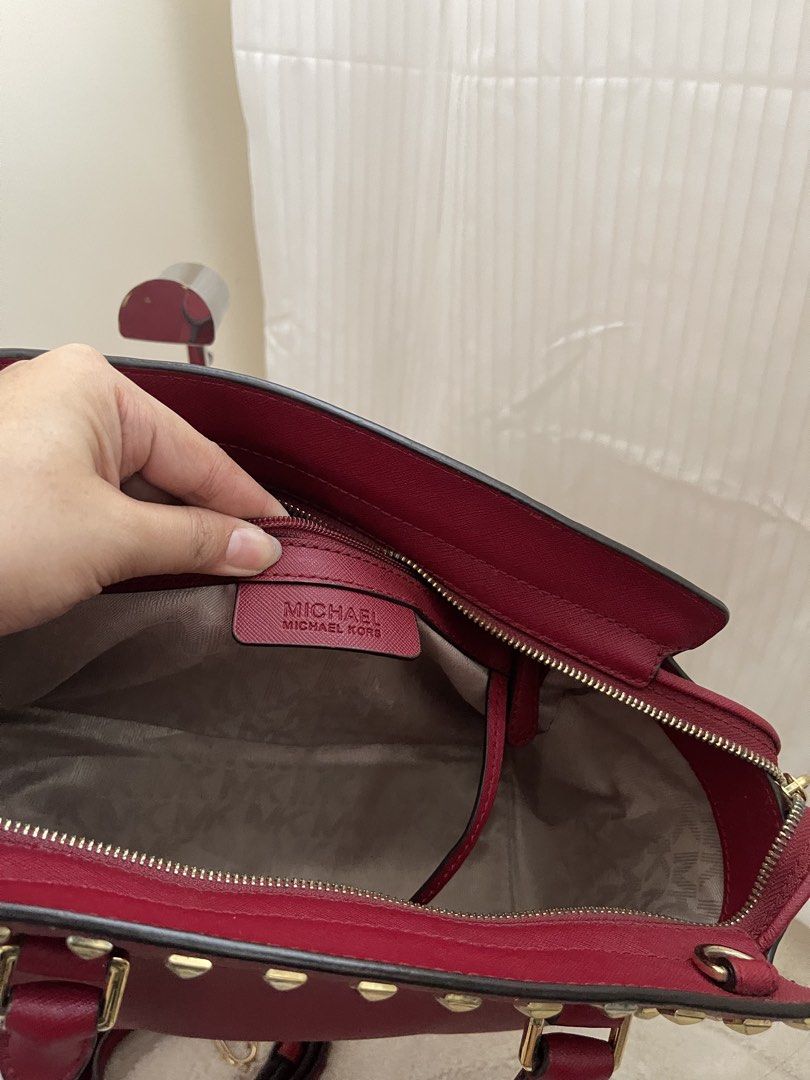 Micheal Kors Medium Two-Way Saffiano Leather (Category: Luxury Bags & Wallets) located in Quezon City. Submitted by vintagemuseco.ph (Listing ID 1412599053, Image 2). Description: Prices are fixed and reasonably set. No haggling, please Minor issue only.