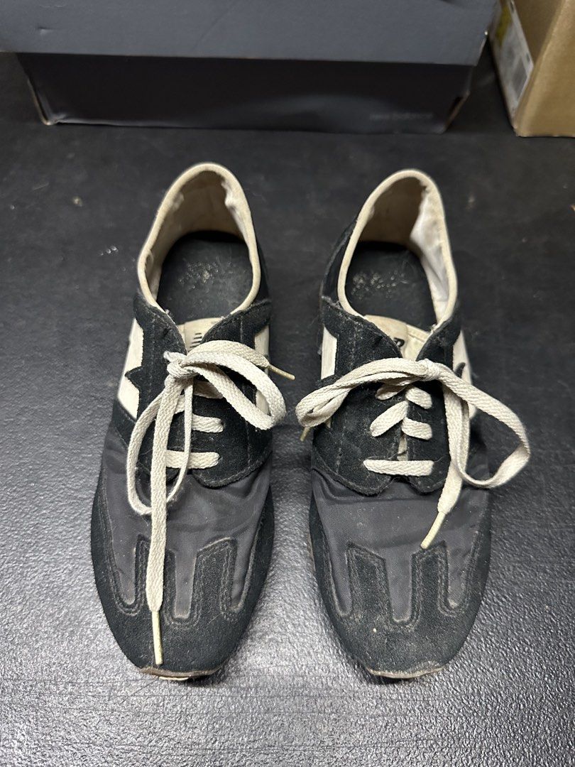 New Balance U320AC Sneakers (Category: Sneakers) located in Quezon City. Submitted by plzdeclutter (Listing ID 1439217802, Image 3). Description: - Vintage New Balance U320AC sneakers - Size: US 5 - Black suede and nylon upper - White "N" logo - Classic retro design - No issue just needs cleaning.