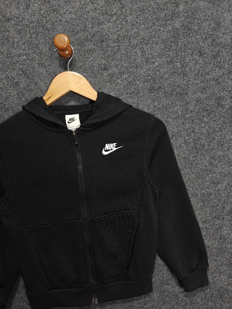 SALE ❗Nike Black Zip-Up Hoodie (Category: Babies & Kids Fashion) located in Alaminos. Submitted by epargne (Listing ID 1439089172, Image 2). Description: Nike Black Zip-Up Hoodie Condition: Excellent ! Color rate: 9.5/10 Size: 5-9 Yrs Old Measurement: ⬇️⬇️⬇️ Length' 20 'Width' 16 Issue: None.