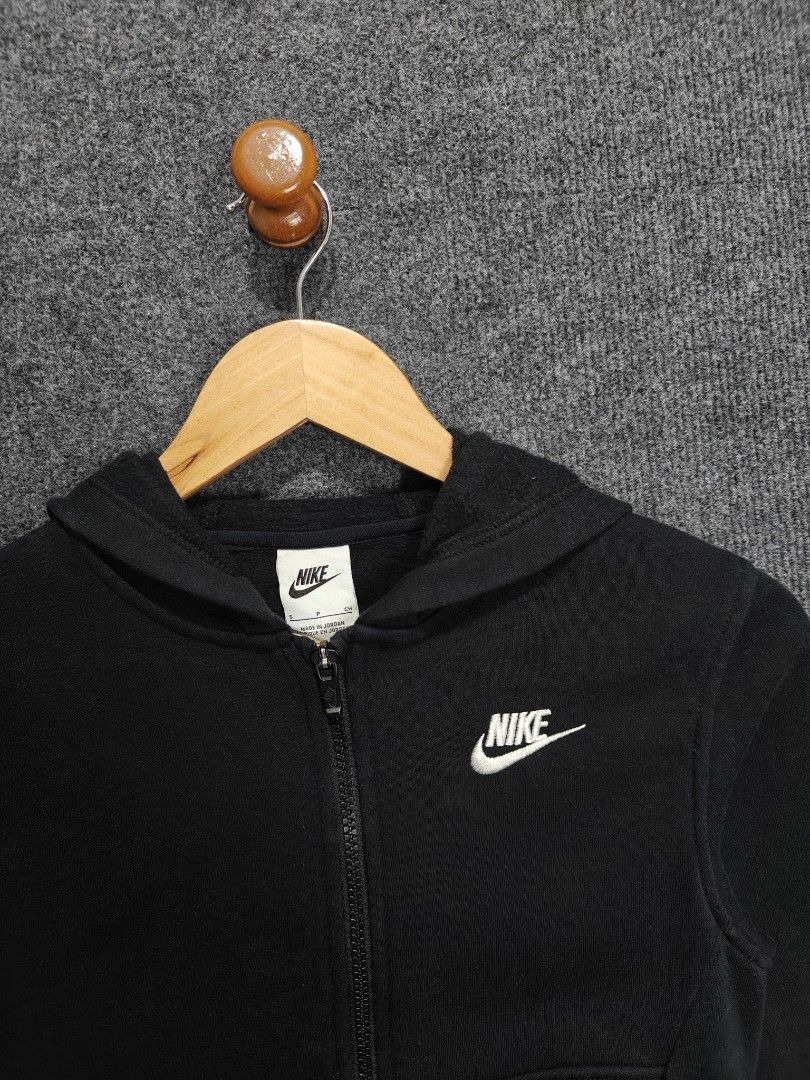 SALE ❗Nike Black Zip-Up Hoodie (Category: Babies & Kids Fashion) located in Alaminos. Submitted by epargne (Listing ID 1439089172, Image 3). Description: Nike Black Zip-Up Hoodie Condition: Excellent ! Color rate: 9.5/10 Size: 5-9 Yrs Old Measurement: ⬇️⬇️⬇️ Length' 20 'Width' 16 Issue: None.