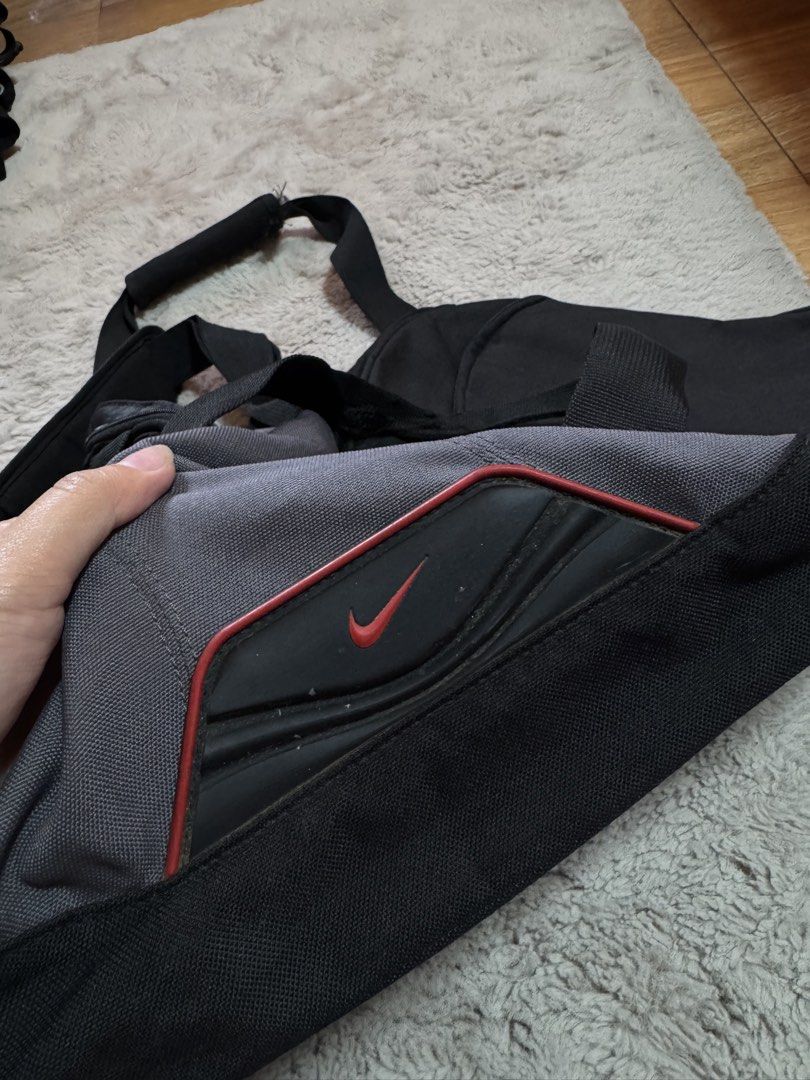Nintage Nike black duffle bag (Category: Briefcases) located in Baguio. Submitted by prlvdbylovie (Listing ID 1439125601, Image 2). Description: Vintage Nike black duffle bag 9/10 condition (needs cleaning).