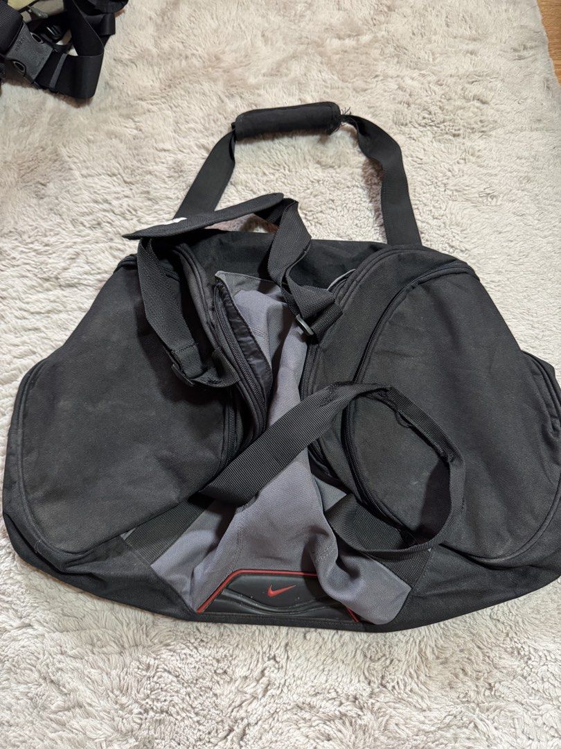 Nintage Nike black duffle bag (Category: Briefcases) located in Baguio. Submitted by prlvdbylovie (Listing ID 1439125601, Image 1). Description: Vintage Nike black duffle bag 9/10 condition (needs cleaning).