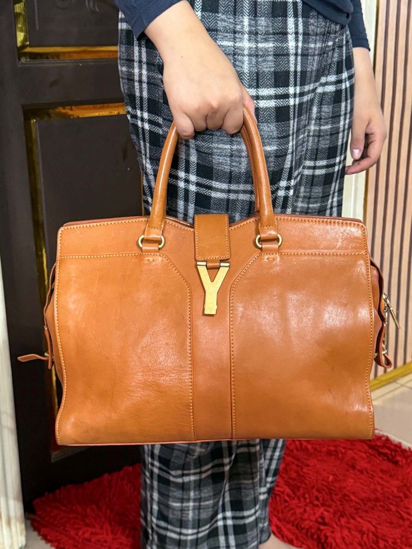 Orig - YSL Cabas Tote Bag (Category: Luxury Bags & Wallets) located in Pagadian. Submitted by lightbagelyas (Listing ID 1439161836, Image 1). Description: YSL Cabas ChYC Tote Bag Coded Made in Italy Sheepskin Leather Gold Brass Hardware Ysl under zip Issue - likod check last pic Over all goods na goods.