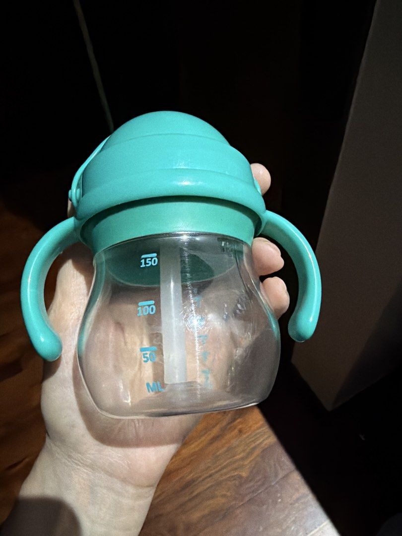 OXO Tot Sippy Cup with Handles 6oz (Category: Weaning & Toddler Feeding) located in Manila. Submitted by bentalang (Listing ID 1439210737, Image 2). Description: Need to Change the Straw. The bottle and the handle are in good condition - OXO Tot sippy cup - Teal lid and handles - Clear body with measurement markings - Includes straw and lid - 6 oz / 180 ml capacity - BPA-free.