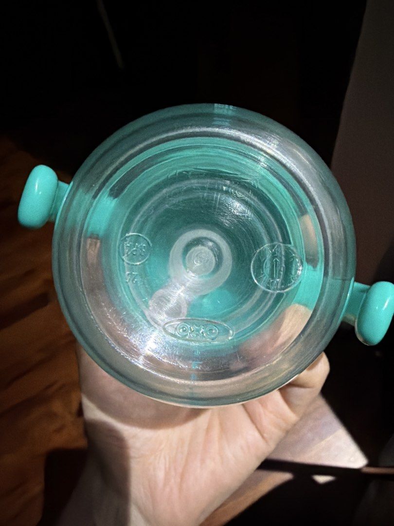 OXO Tot Sippy Cup with Handles 6oz (Category: Weaning & Toddler Feeding) located in Manila. Submitted by bentalang (Listing ID 1439210737, Image 3). Description: Need to Change the Straw. The bottle and the handle are in good condition - OXO Tot sippy cup - Teal lid and handles - Clear body with measurement markings - Includes straw and lid - 6 oz / 180 ml capacity - BPA-free.
