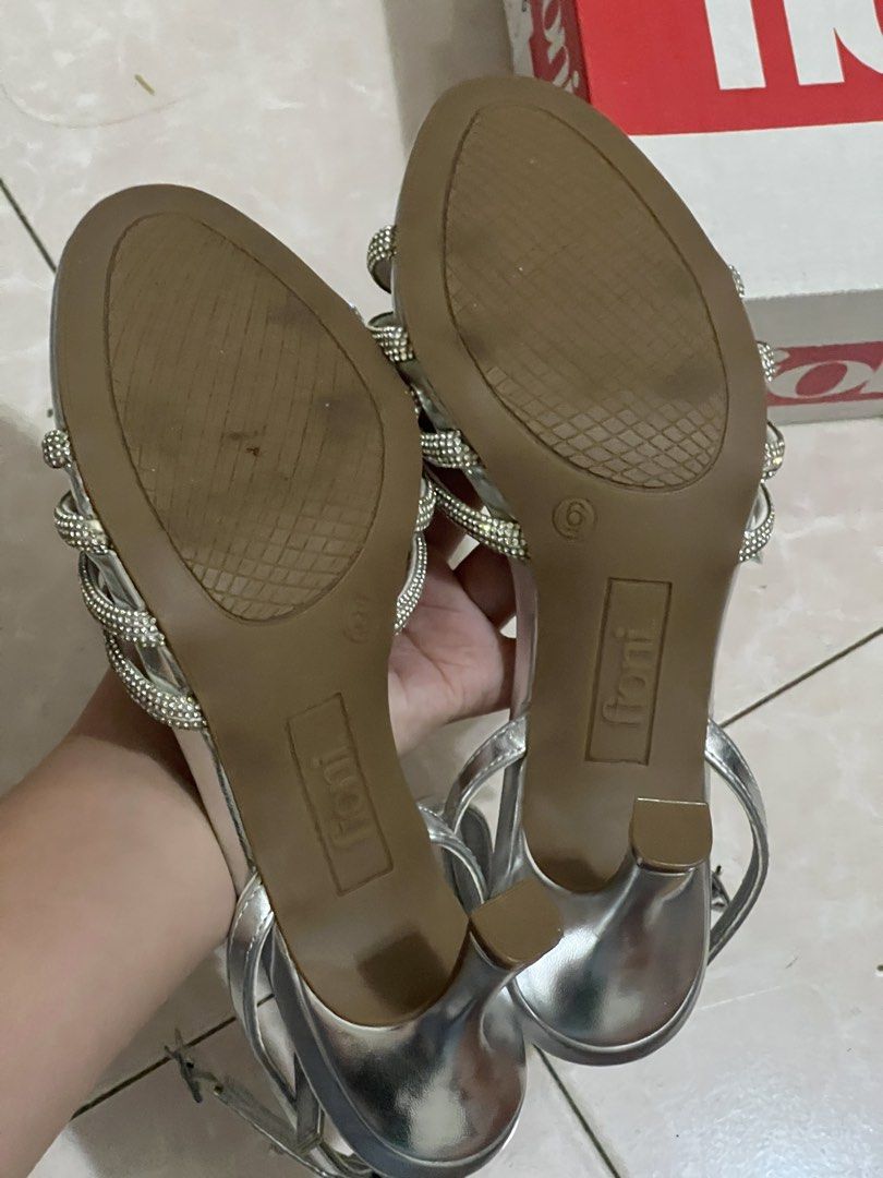 Payless Fioni Silver Heels Sandals (Category: Heels) located in Cavite. Submitted by thingzx (Listing ID 1439146683, Image 3). Description: From Payless. Brand new with box. Just tried them on. Size 6/23cm. Heel height 7cm. Last price posted. Half off na yan, check the sticker tag. Shipping c/o buyer. Can ship nationwide or do same day from Cavite. Payment via Gcash/Maribank/BDO. RFS: Doesn't fit; too small..