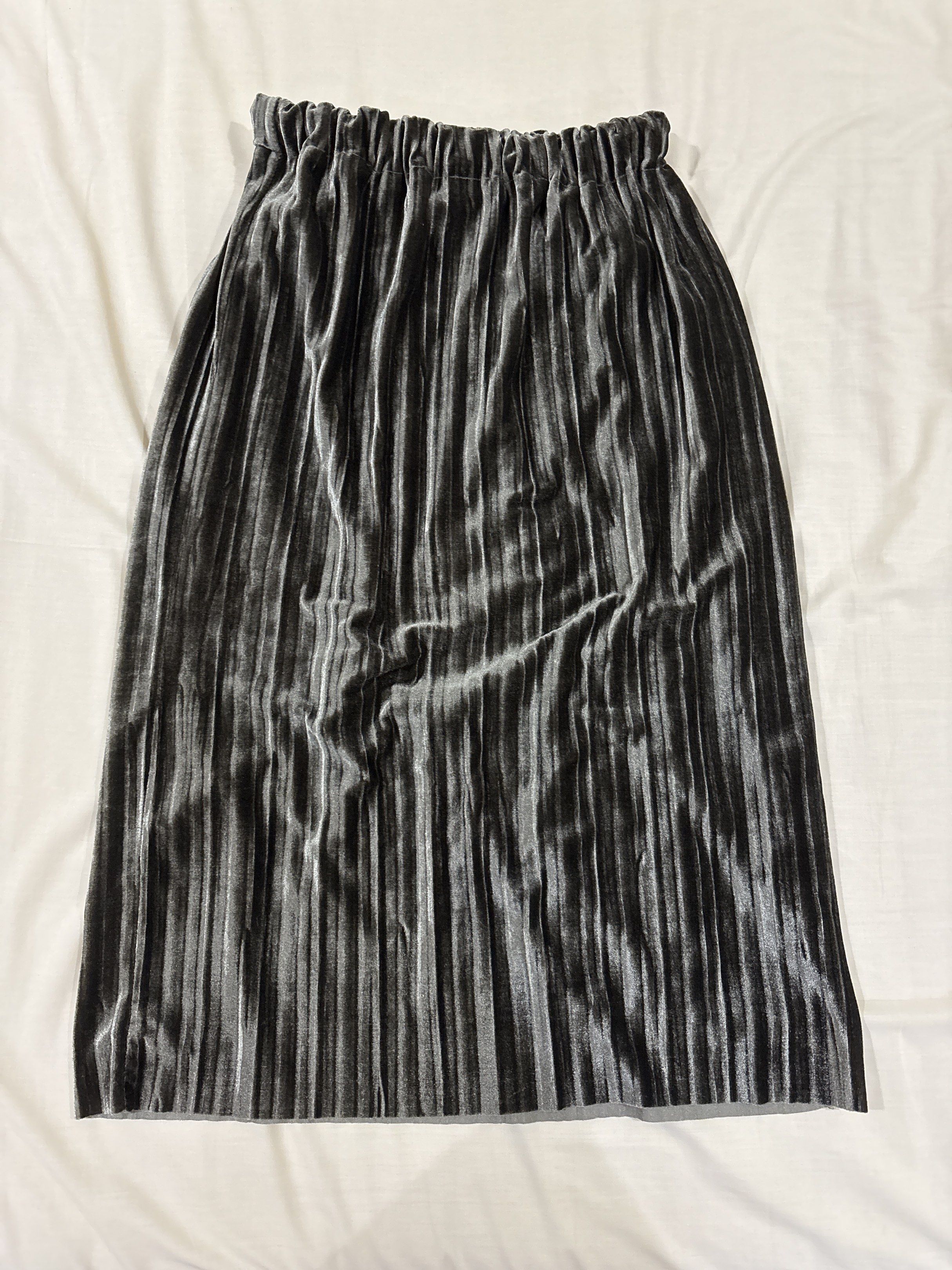 Pleated Velvet Skirt (Category: Skirts) located in Quezon City. Submitted by spicysalamiii (Listing ID 1439177493, Image 1). Description: - Dark grey velvet fabric - Pleated design - Midi length - Elastic waistband - Subtle sheen - Dress up or down.