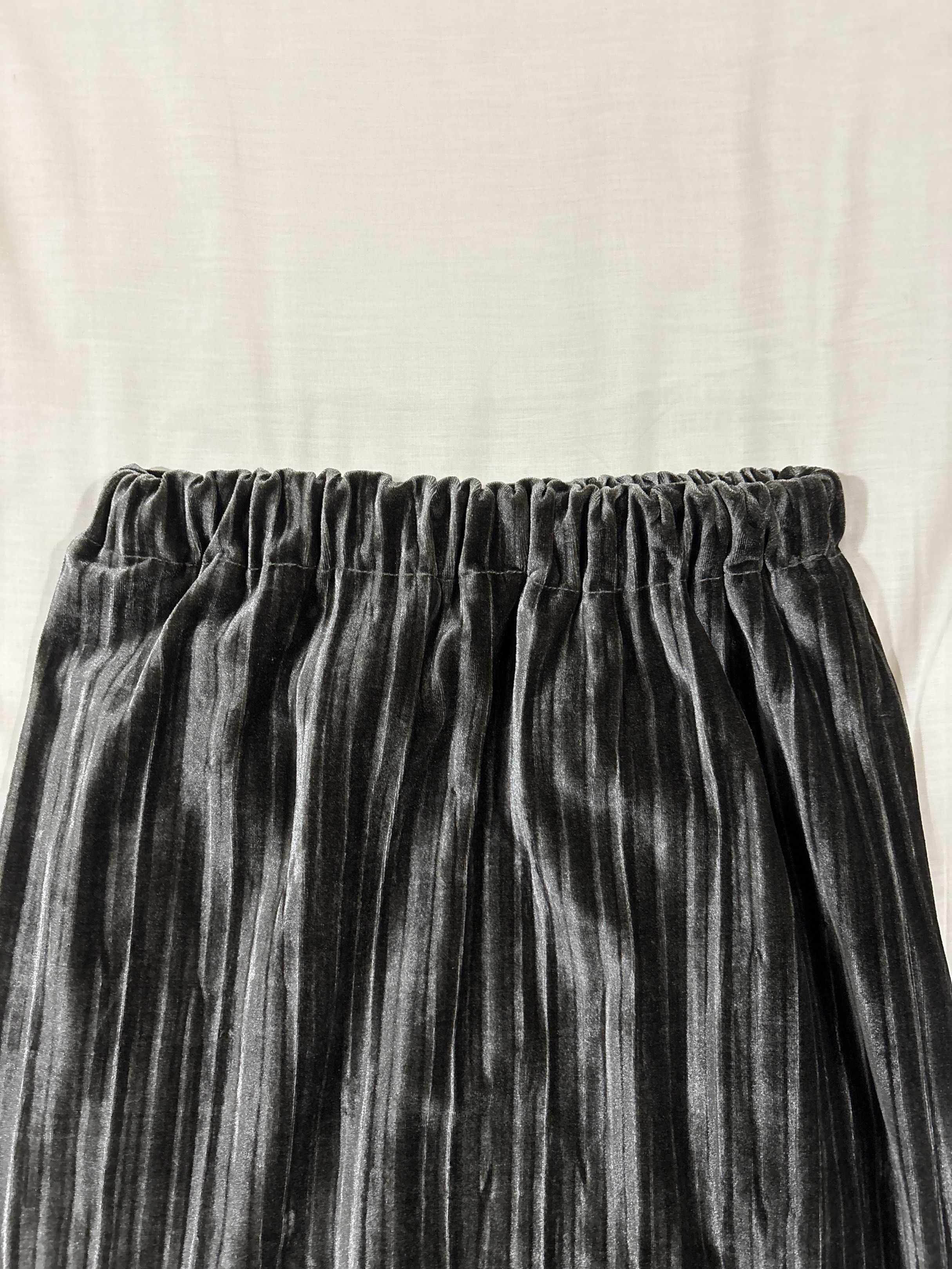 Pleated Velvet Skirt (Category: Skirts) located in Quezon City. Submitted by spicysalamiii (Listing ID 1439177493, Image 2). Description: - Dark grey velvet fabric - Pleated design - Midi length - Elastic waistband - Subtle sheen - Dress up or down.