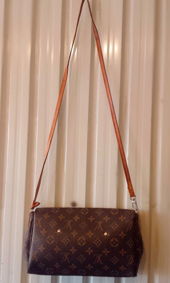 Preloved Louis Vuitton Sling bag (Category: Luxury Bags & Wallets) located in Alicia. Submitted by celynahambotruecelyna39 (Listing ID 1439151090, Image 2). Description: .