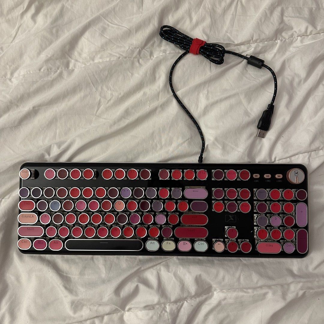 Retro Mechanical Keyboard - Black and Red460727531487242240