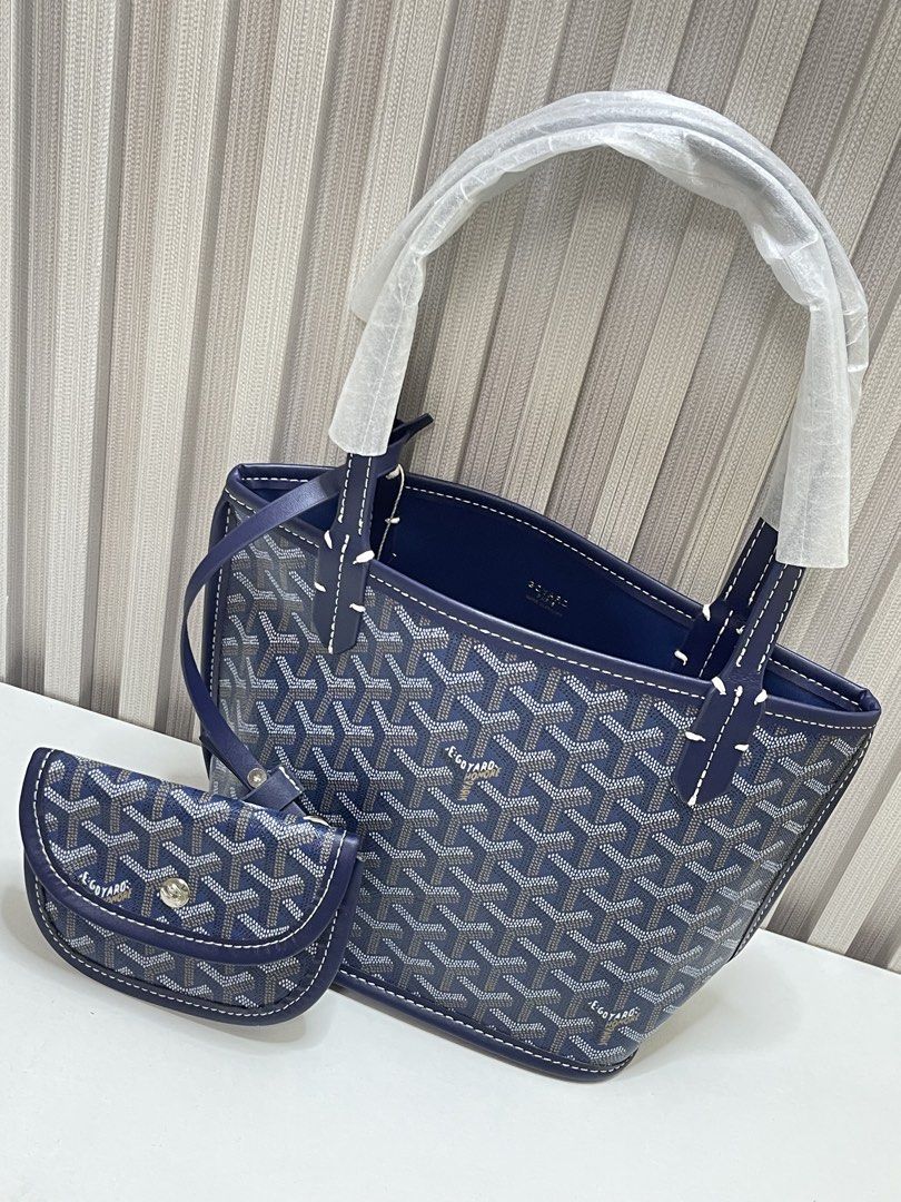 Mini anjou (Category: Tote Bags) located in San Juan City. Submitted by bage_co (Listing ID 1439204797, Image 2). Description: Mini anjou Tote Bag in Navy Blue.