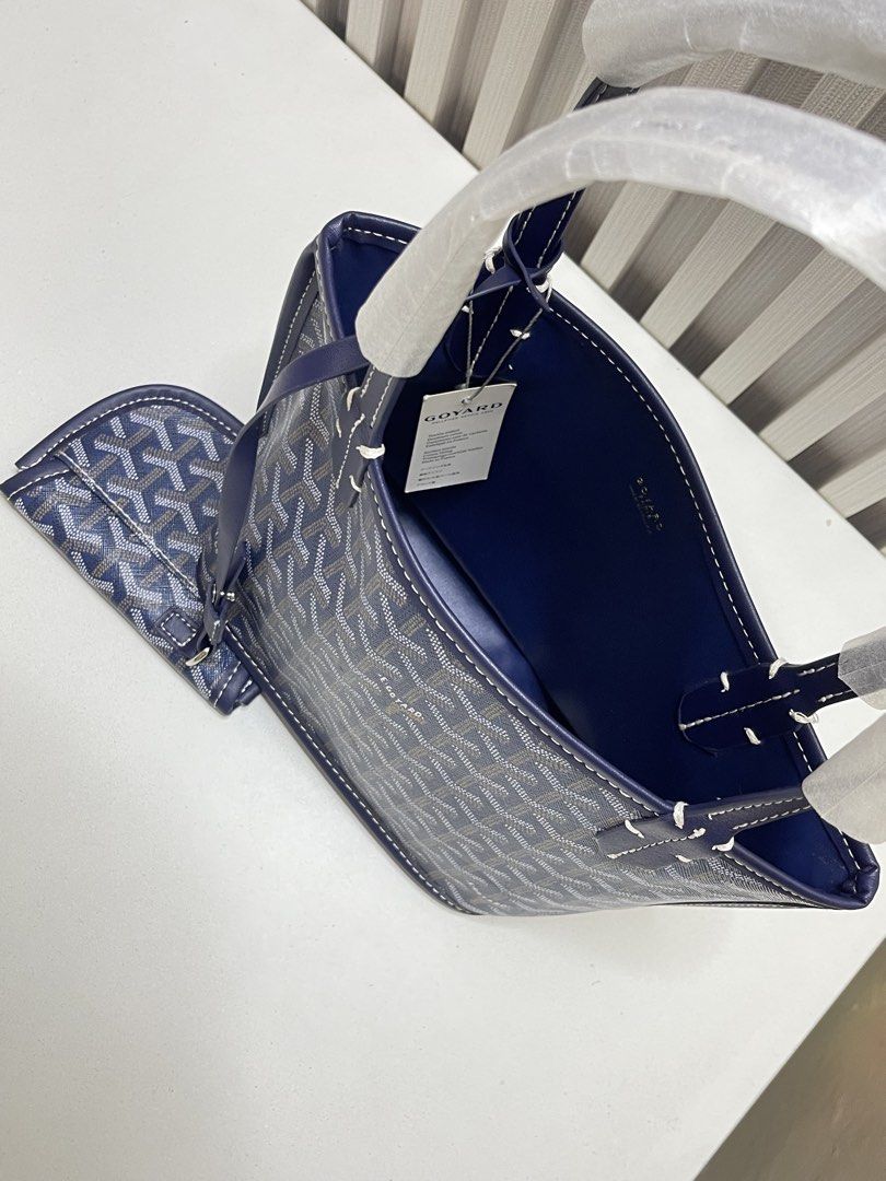 Mini anjou (Category: Tote Bags) located in San Juan City. Submitted by bage_co (Listing ID 1439204797, Image 3). Description: Mini anjou Tote Bag in Navy Blue.