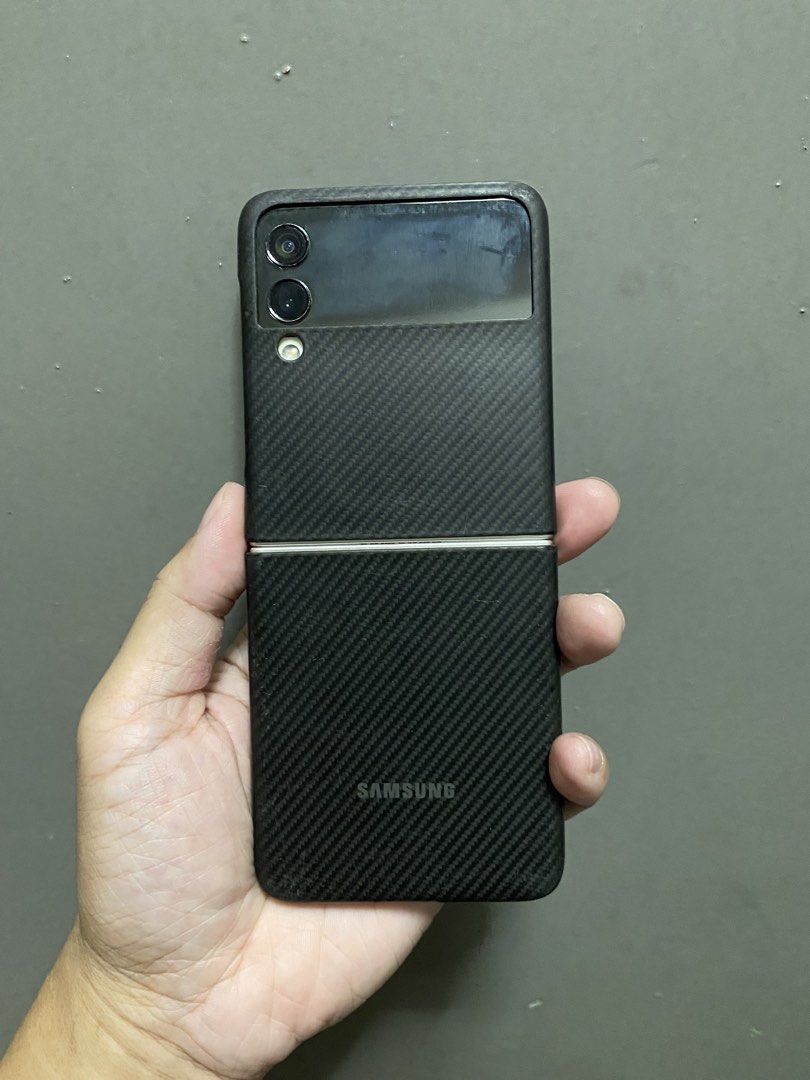 Samsung flip 3 carbon case (Category: Cases & Sleeves) located in Pasig City. Submitted by good.deal.yan (Listing ID 1439182025, Image 3). Description: Samsung flip 3 case Cf case Samsung original Good condition 500 pesos Rosario pasig.