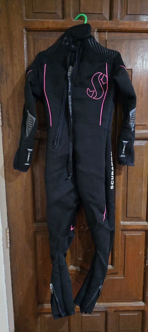 Scubapro Definition Steamer 3mm Wetsuit - Size M (Category: Water Sports) located in Las Pinas. Submitted by desuo (Listing ID 1439081314, Image 3). Description: - Scubapro Definition Steamer 3mm wetsuit - Stylish black and pink color scheme - Size: M - Convenient ankle and wrist zippers - Includes I-Safe feature - Features the Scubapro logo.
