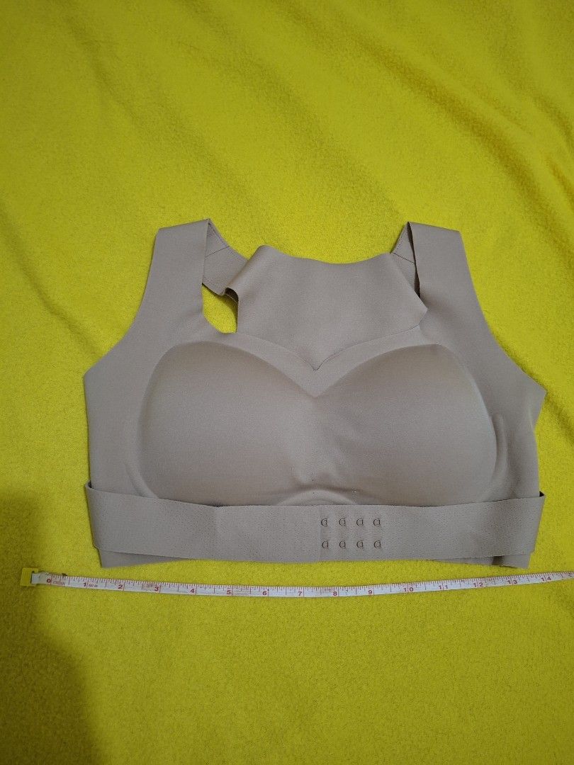 Seamless Sports Bra (Category: Activewear) located in Paranaque City. Submitted by potatoiceblended (Listing ID 1439118123, Image 1). Description: - Seamless sports bra for ultimate comfort - Neutral color - Racerback design - Adjustable straps for a custom fit - Removable padding - Hook-and-eye closure for secure fit - Made of soft, stretchy material.