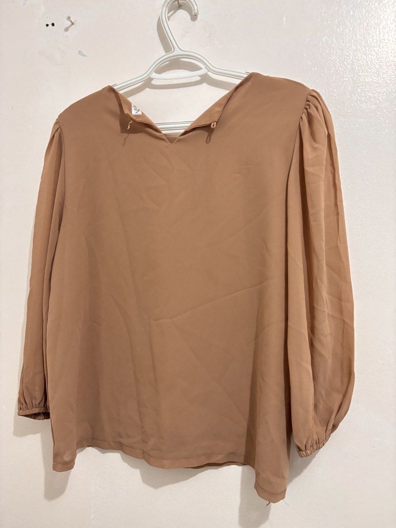 Signature Cloth Brown Blouse (Category: Blouses) located in Quezon City. Submitted by closettreasure123 (Listing ID 1439239900, Image 2). Description: - Signature Cloth brown blouse - Unique back design - Gathered detailing on shoulders - Long sleeves with elastic cuffs - Lightweight, flowing fabric - Suitable for casual and semi-formal occasions.