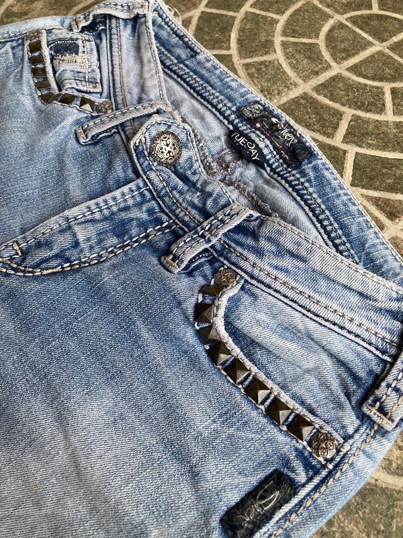 Silver Jeans Co. Studded Light Washed Denim Pants (Category: Jeans) located in Rizal. Submitted by vi0l3t_j9m (Listing ID 1439224170, Image 3). Description: Silver Jeans brand🪽 -studded! waist: 28 on tag length: 36” 10/10 condition.
