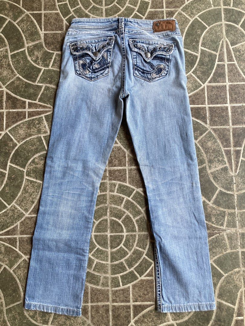 Silver Jeans Co. Studded Light Washed Denim Pants (Category: Jeans) located in Rizal. Submitted by vi0l3t_j9m (Listing ID 1439224170, Image 2). Description: Silver Jeans brand🪽 -studded! waist: 28 on tag length: 36” 10/10 condition.