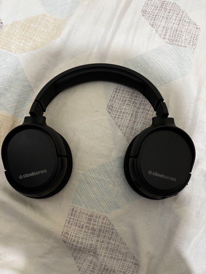 steel series arctis 1 wireless (Category: Headphones & Headsets) located in Manila. Submitted by warmhawk_a2ec3f (Listing ID 1439136691, Image 1). Description: arctis 1 wireless nawala lang yung dongle kaya di na po pede wireless.