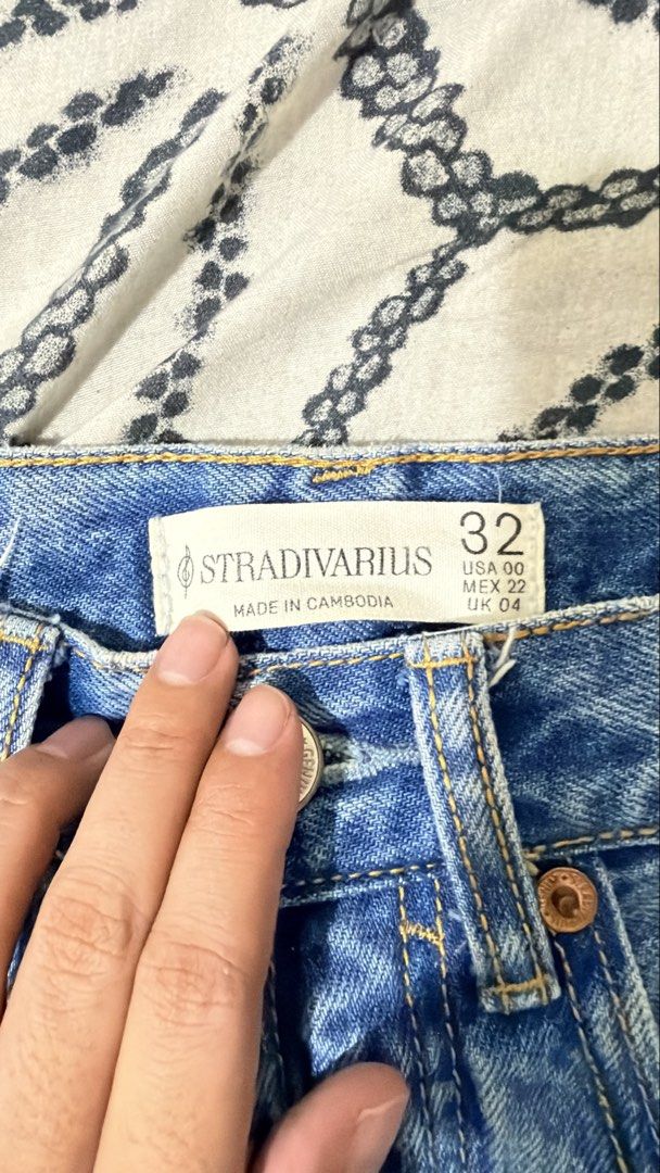 Stradivarius pants (Category: Jeans) located in Mandaluyong City. Submitted by cdvcdv (Listing ID 1439232373, Image 2). Description: Stradivarius pants Super super nice Size 32.