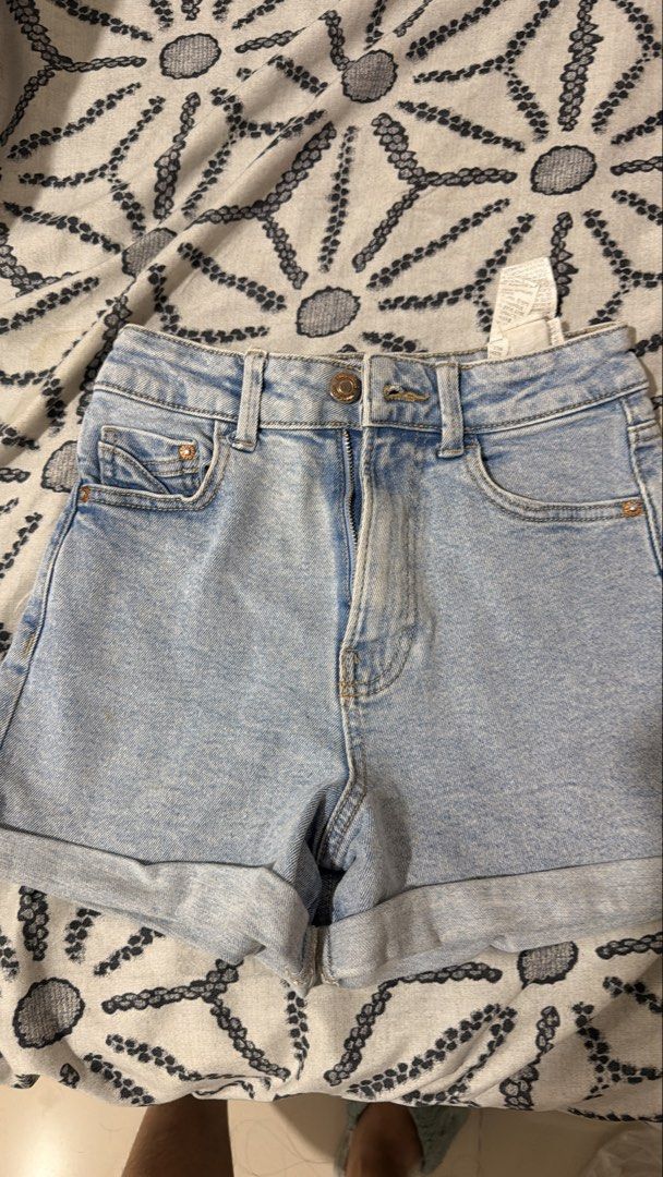 Stradivarius Shorts (Category: Shorts) located in Mandaluyong City. Submitted by cdvcdv (Listing ID 1439232249, Image 1). Description: Stradivarius shorts Super nice Size 32.
