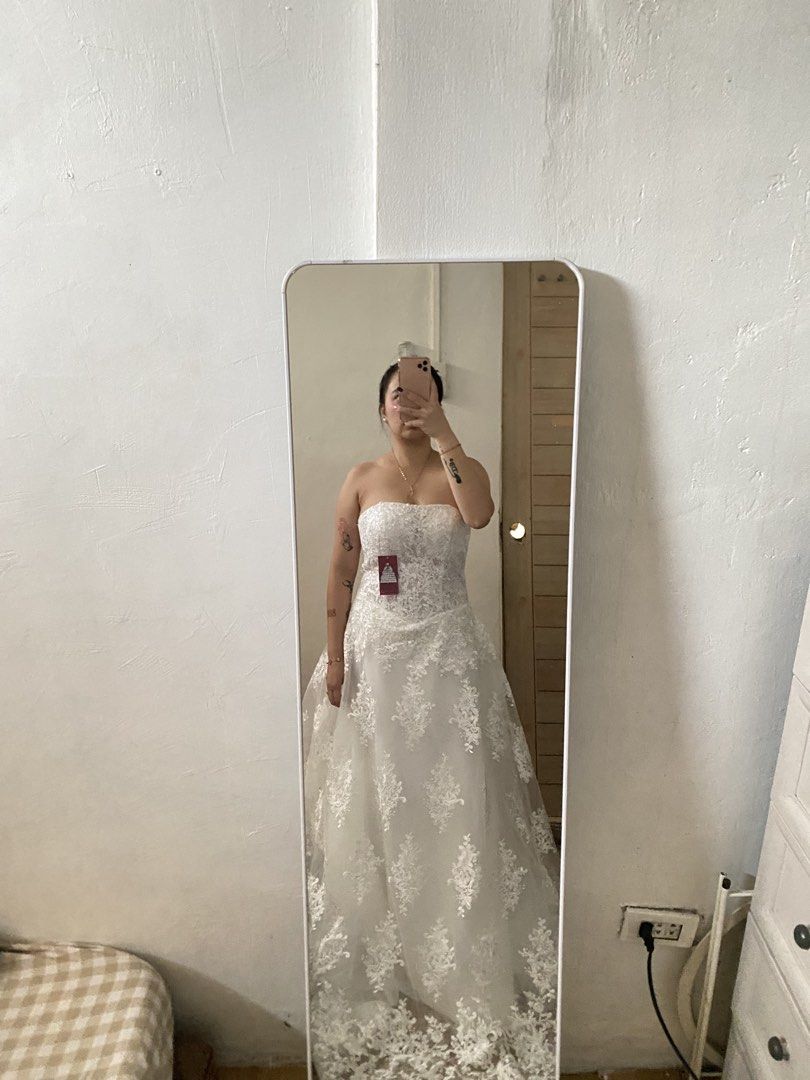 Strapless LACE White Wedding Dress (Category: Evening dresses & gowns) located in Antipolo. Submitted by nikzv21 (Listing ID 1439244587, Image 3). Description: UNUSED WEDDING GOWN (tag’s still intact) Lace-y gown huhu pano ba mag describe ng wedding gown?? basta bago. next yr pa kasal ko. impulsive buy. huhu waist- up to 31 (size30 waist ko) adjustable sa likod (may tali) may foam sa b00bz why I bought it in the first place - dahil sa lace at V-w