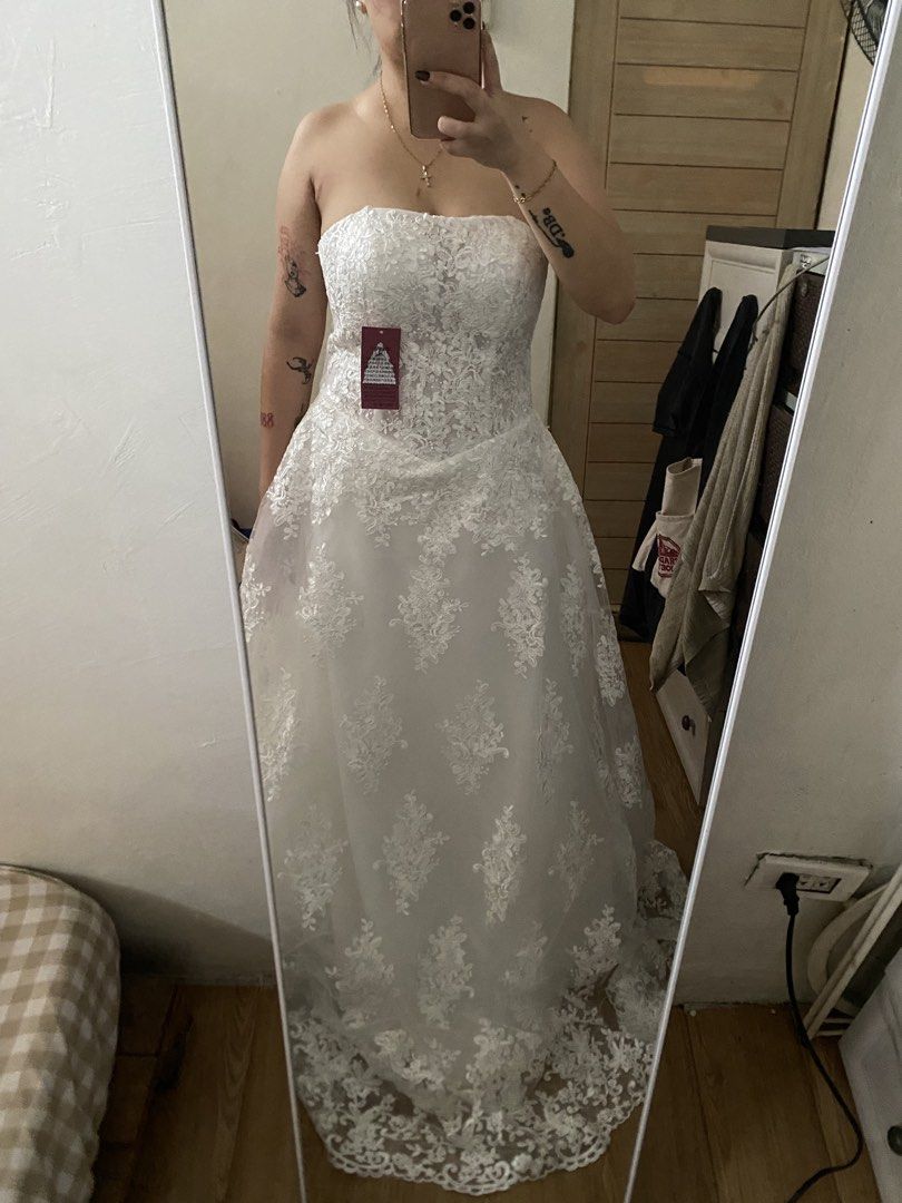 Strapless LACE White Wedding Dress (Category: Evening dresses & gowns) located in Antipolo. Submitted by nikzv21 (Listing ID 1439244587, Image 2). Description: UNUSED WEDDING GOWN (tag’s still intact) Lace-y gown huhu pano ba mag describe ng wedding gown?? basta bago. next yr pa kasal ko. impulsive buy. huhu waist- up to 31 (size30 waist ko) adjustable sa likod (may tali) may foam sa b00bz why I bought it in the first place - dahil sa lace at V-w