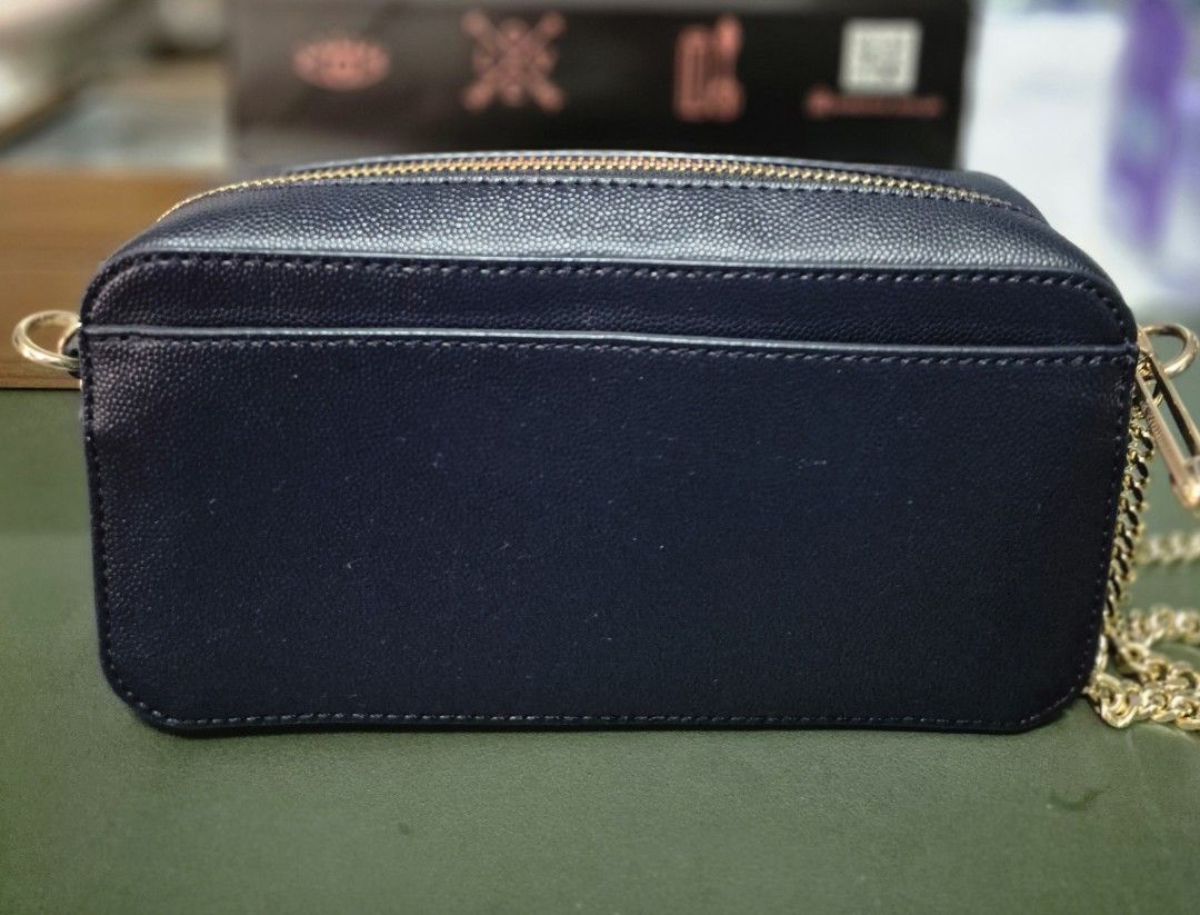 Tommy Hilfiger shoulder Bag authentic (Category: Cross-body Bags) located in Manila. Submitted by sorayabarr50152 (Listing ID 1439082966, Image 3). Description: - Tommy Hilfiger crossbody bag - Navy blue color - Gold-tone chain strap - Gold-tone logo detail - Secure zip closure - Crafted from leather - Ideal size for carrying essentials.
