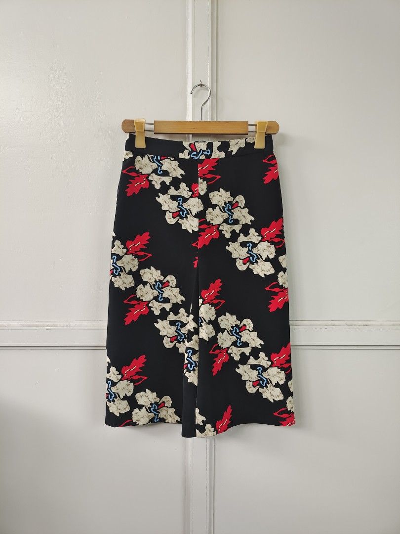 TOPSHOP - floral skirt (Category: Skirts) located in Manila. Submitted by cw.fits (Listing ID 1439176083, Image 1). Description: 26-28" waistline.