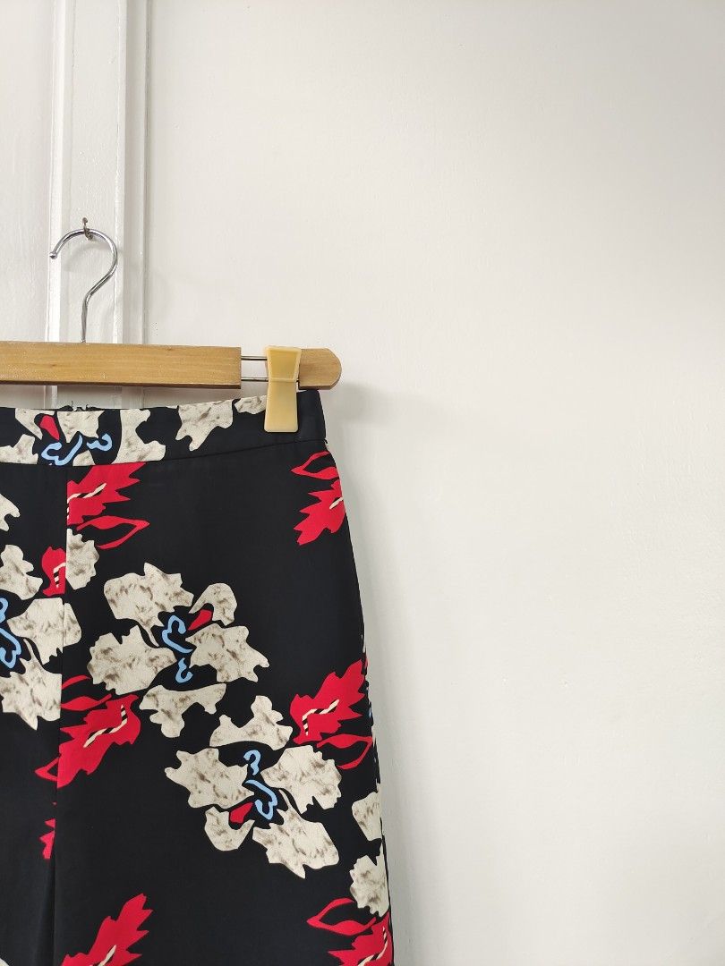 TOPSHOP - floral skirt (Category: Skirts) located in Manila. Submitted by cw.fits (Listing ID 1439176083, Image 2). Description: 26-28" waistline.