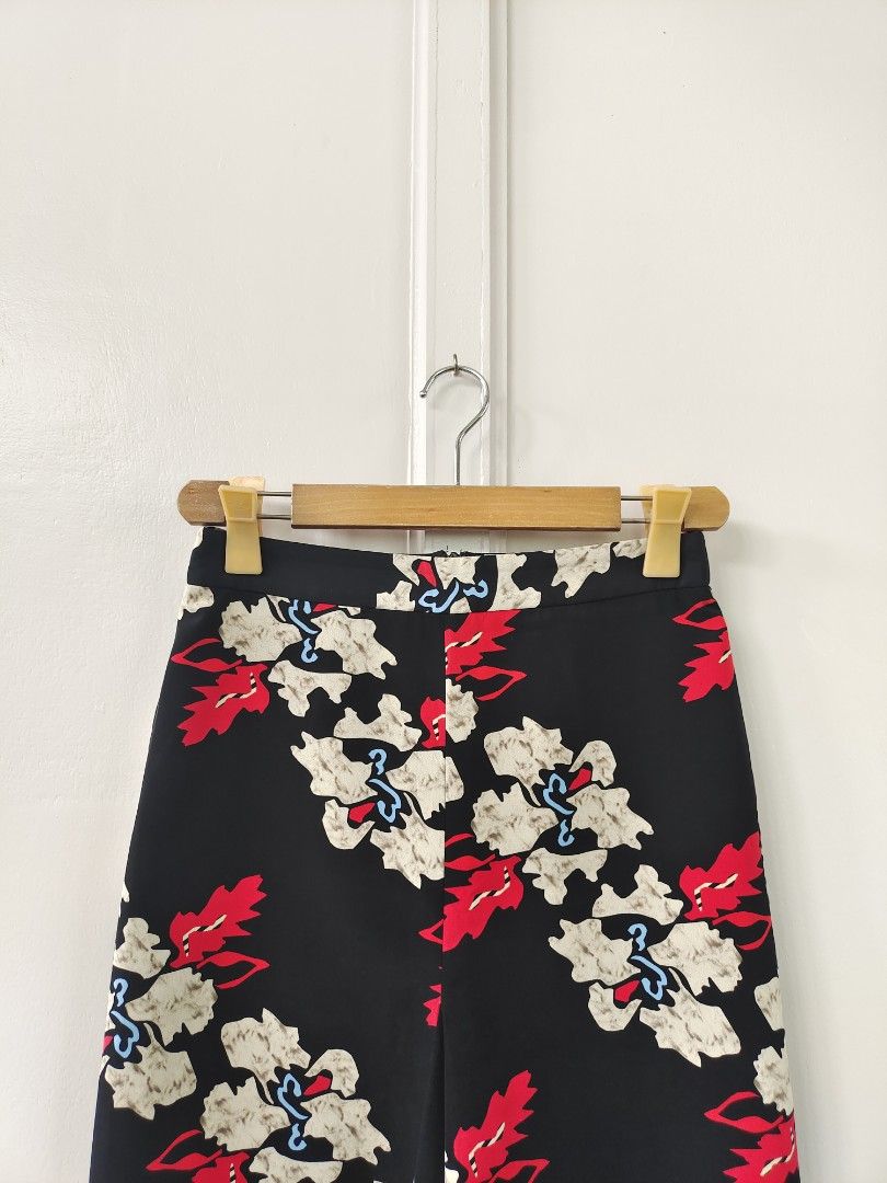 TOPSHOP - floral skirt (Category: Skirts) located in Manila. Submitted by cw.fits (Listing ID 1439176083, Image 3). Description: 26-28" waistline.
