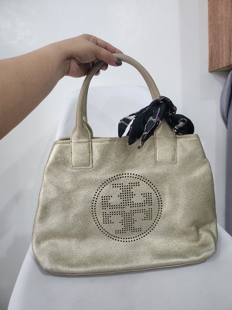 Tory Burch large bag (Category: Luxury Bags & Wallets) located in Cainta. Submitted by earthangeltin (Listing ID 1439247295, Image 1). Description: Selling my preloved Tory Burch bag rfs: decluttering no flaws.