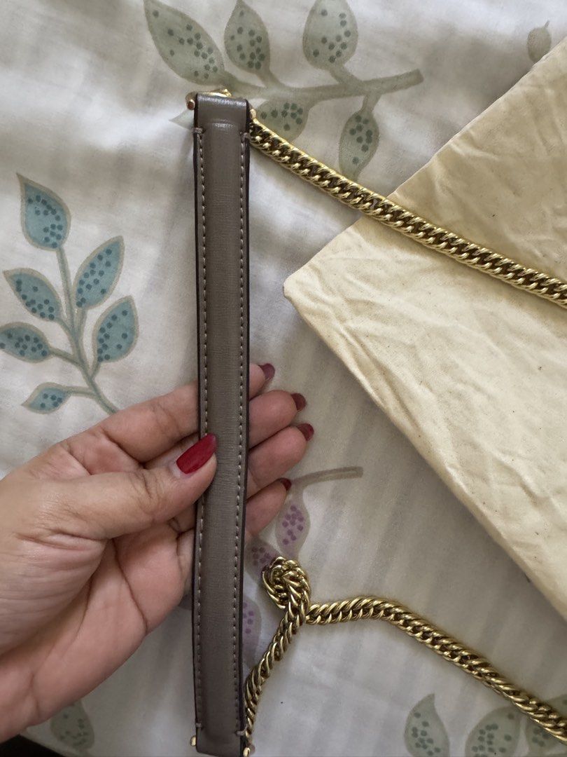 Tory Burch Robinson Convertible (Category: Luxury Bags & Wallets) located in Legazpi City. Submitted by lykanayve (Listing ID 1439117607, Image 3). Description: Tory Burch Bag in gold hardware With dust bag Authentic Removable cross body strap Everyday bag Preloved Visible scratches in the hardware but no other issue in the bag .