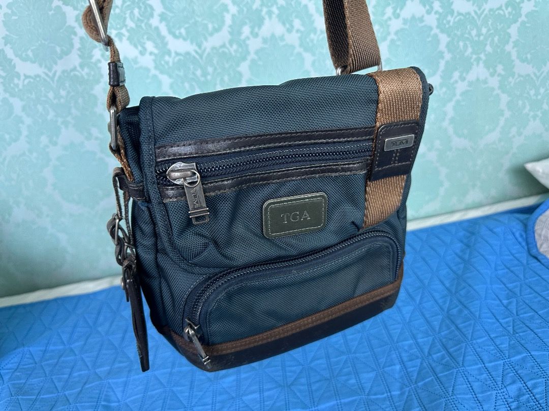 Tumi Alpha Bravo Barstow Crossbody Bag (Category: Luxury Bags & Wallets) located in Quezon City. Submitted by tobygabriel.696 (Listing ID 1247221468, Image 1). Description: Tumi Alpha Bravo Barstow Crossbody Bag (No Extra Monogram Patch) 1x Original Price (HK) - P14,000+ *No box included *with regular wear (brittle leather).