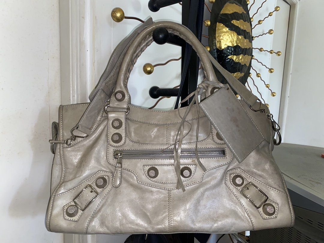 Vintage Balenciaga Giant Work Bag (Category: Luxury Bags & Wallets) located in Binan City. Submitted by gabyjose (Listing ID 1439122305, Image 1). Description: Vintage Balenciaga Giant Work Bag in a beautiful taupe/greige colorway. Features the iconic giant hardware, distressed lambskin leather, braided handles, front zip pocket, and detachable shoulder strap. Made in Italy with Lampo zipper hardware and serial code intact (`173082 3299`). The le