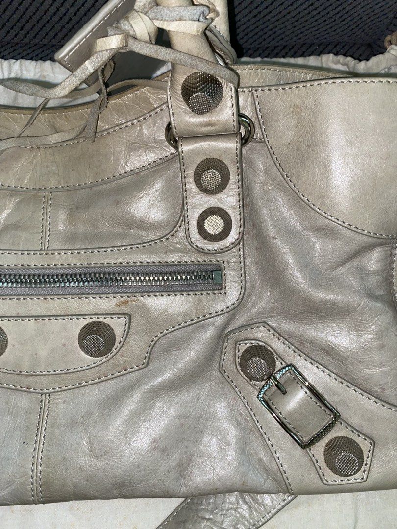 Vintage Balenciaga Giant Work Bag (Category: Luxury Bags & Wallets) located in Binan City. Submitted by gabyjose (Listing ID 1439122305, Image 3). Description: Vintage Balenciaga Giant Work Bag in a beautiful taupe/greige colorway. Features the iconic giant hardware, distressed lambskin leather, braided handles, front zip pocket, and detachable shoulder strap. Made in Italy with Lampo zipper hardware and serial code intact (`173082 3299`). The le