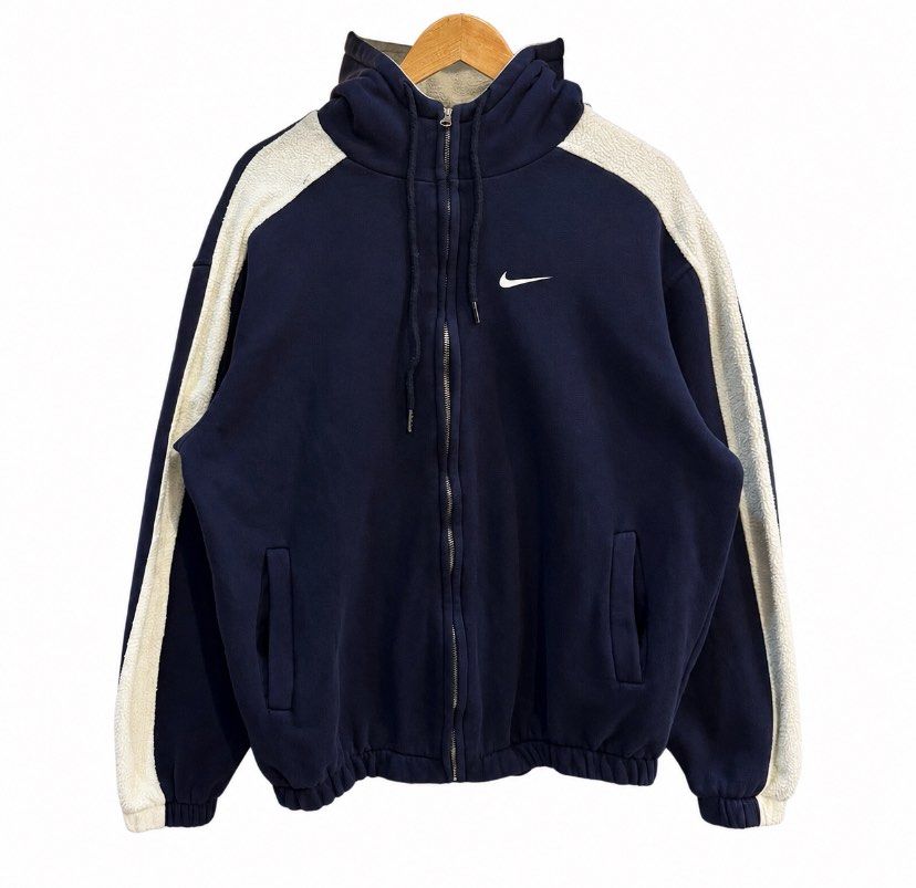 Vtg Nike Navy Blue Zip up Jacket🔥 (Category: Coats, Jackets and Outerwear) located in Manila. Submitted by dropndrip (Listing ID 1439235812, Image 1). Description: -9/10 color rate -No issue - Medium to Large fit - white fleece sleeve -700 plus sf.