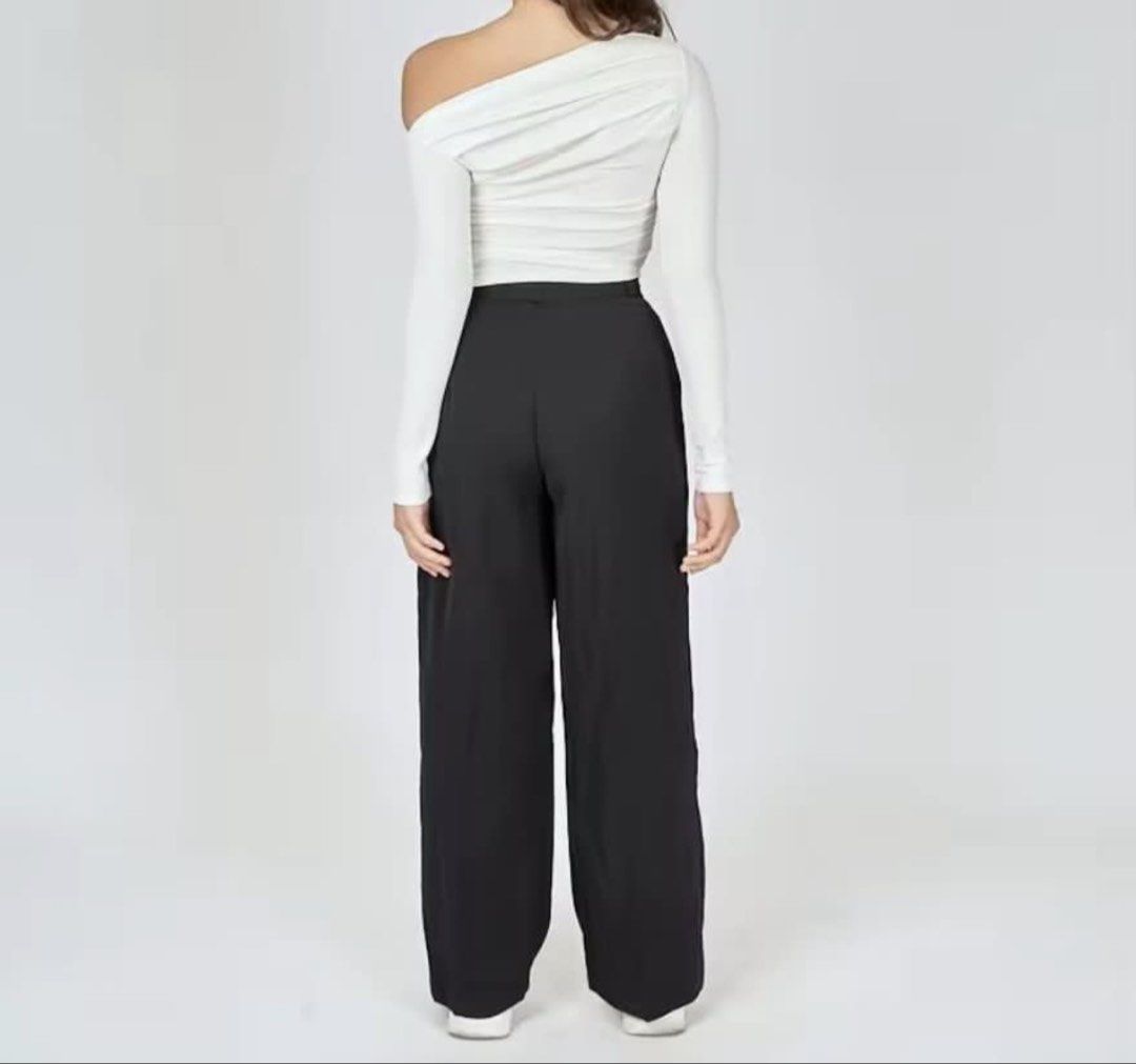 White Off Shoulder Pleated Long Sleeves Top (Category: Longsleeves) located in San Juan City. Submitted by kassyjsn (Listing ID 1439218179, Image 2). Description: Used twice only Best fits Small to Medium - Bust: 68-84cm, Sleeve: 50cm/59cm, Length: 34cm Model is wearing size SMALL. No return No exchange.