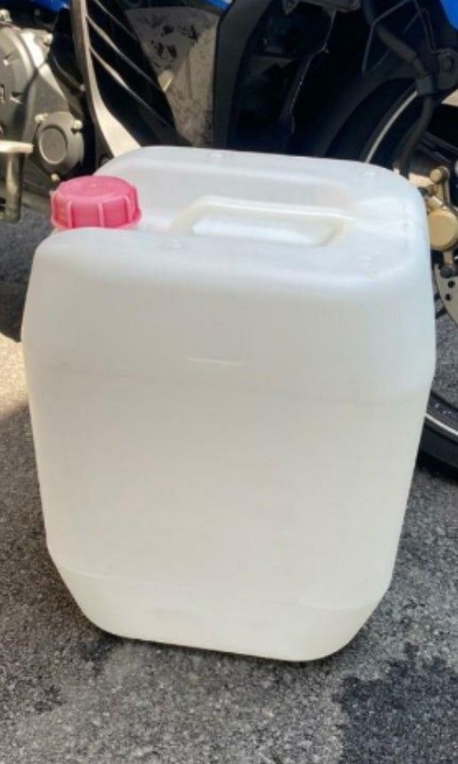 White Plastic Jerrycans460222367207280641
