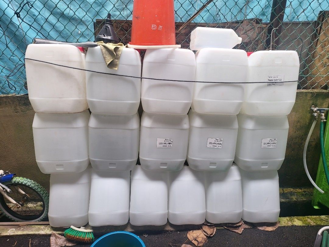 White Plastic Jerrycans460222367207280640