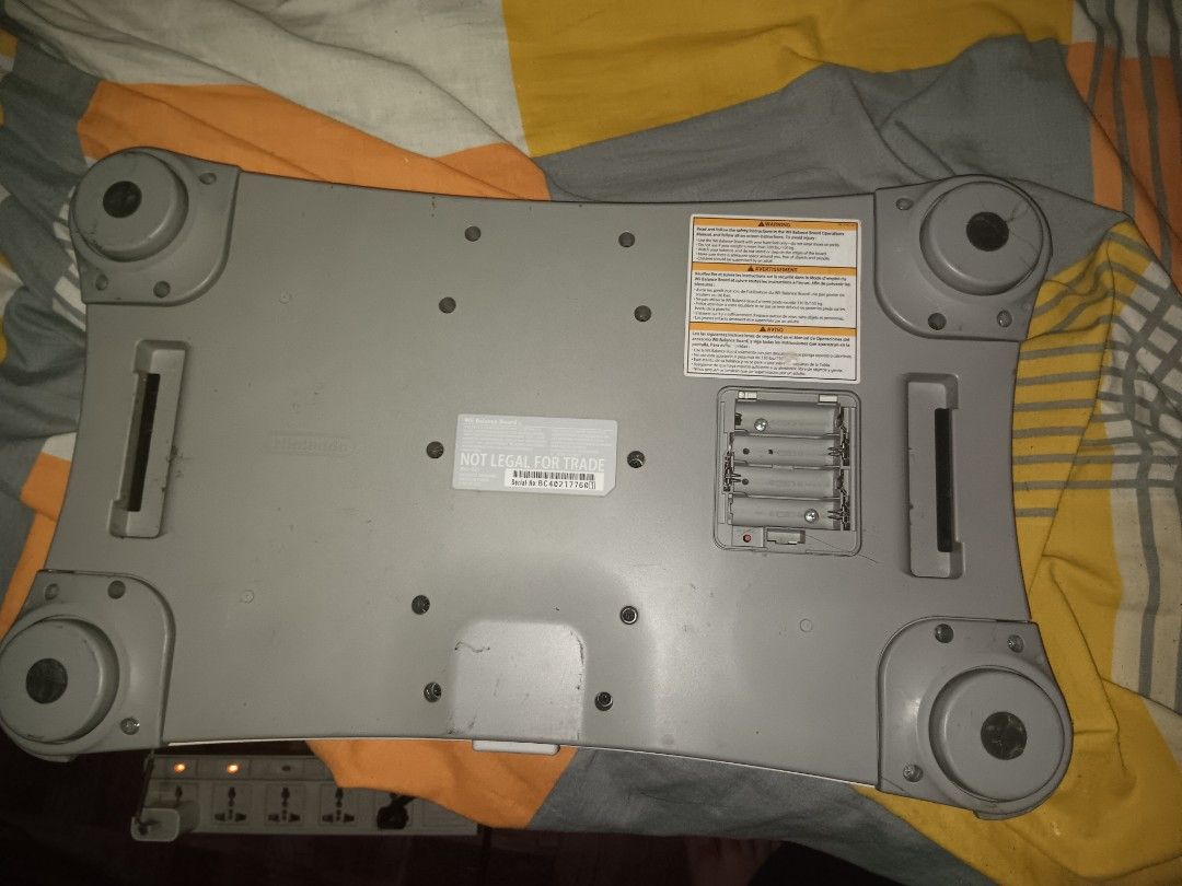 Wii Balance Board (Category: Controllers) located in Manila. Submitted by yumirayu (Listing ID 1439078336, Image 3). Description: Original Wii Balance board, Heavily discolored. Needs Batteries Untested since 2017.