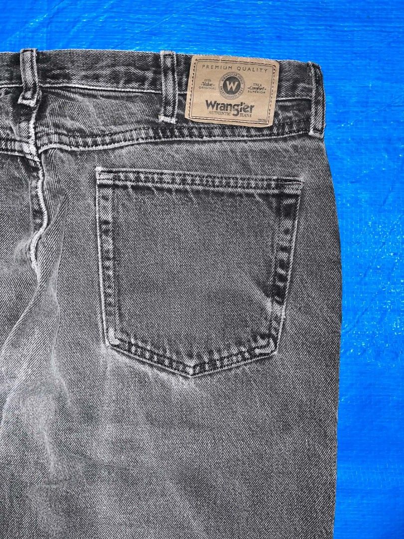 Wrangler Black Denim Jeans (Category: Jeans) located in Manila. Submitted by layzie_untld69 (Listing ID 1439125268, Image 3). Description: - Wrangler black denim jeans - Straight leg cut - Classic five-pocket design - Wrangler patch on back pocket - Button and zipper closure - Pre-owned -the issue is on the picture W:38 T:14 L:29 H:8.5.
