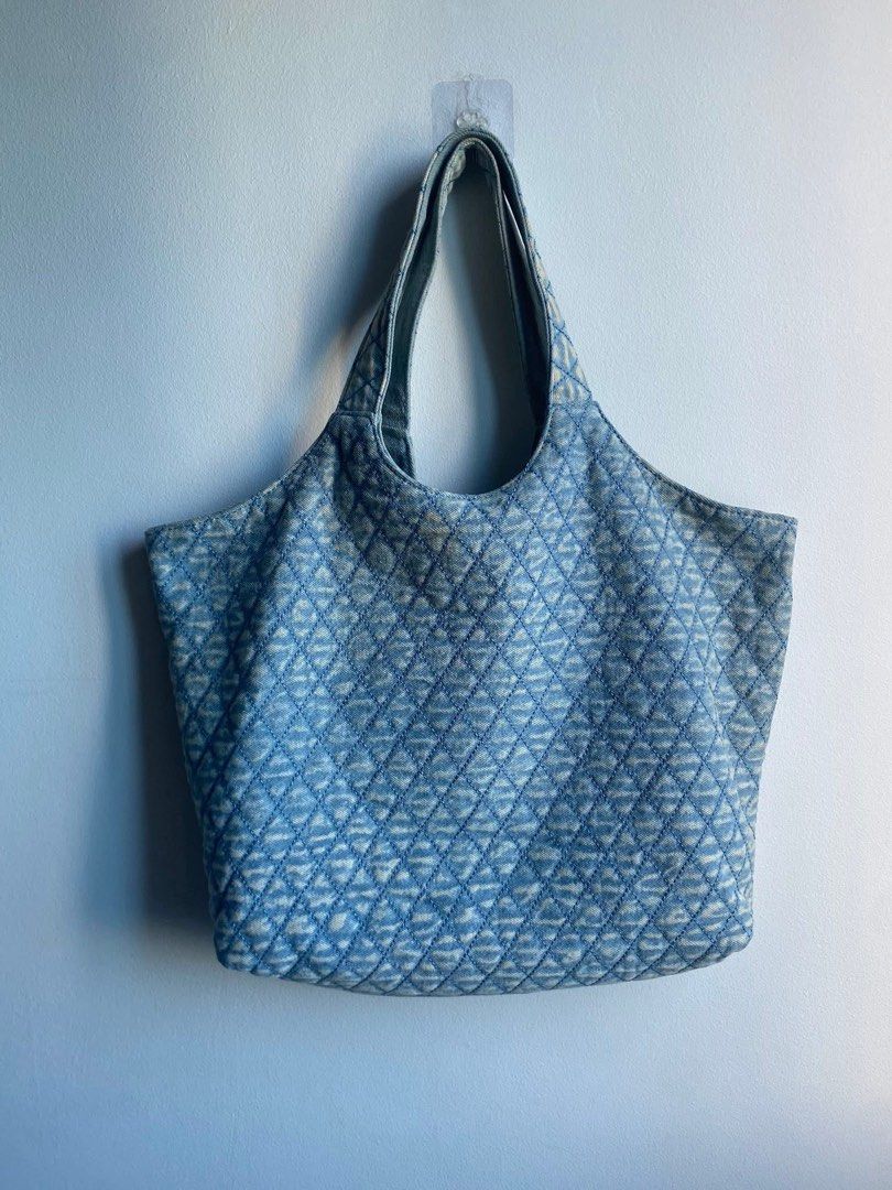 Ysl Hand Bag (Category: Luxury Bags & Wallets) located in Bulacan. Submitted by thriftturks (Listing ID 1439183208, Image 2). Description: .