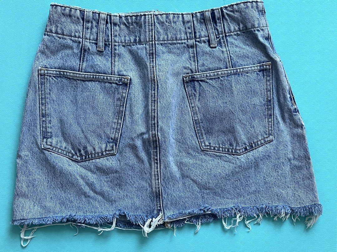 Zara Denim Skirt (Category: Skirts) located in Tabaco. Submitted by mcsizzlinghottocino (Listing ID 1439125791, Image 3). Description: - Zara denim skirt - Size: L - Color: Light blue wash - Features: Two front pockets, two back pockets, raw hem, double-button closure.