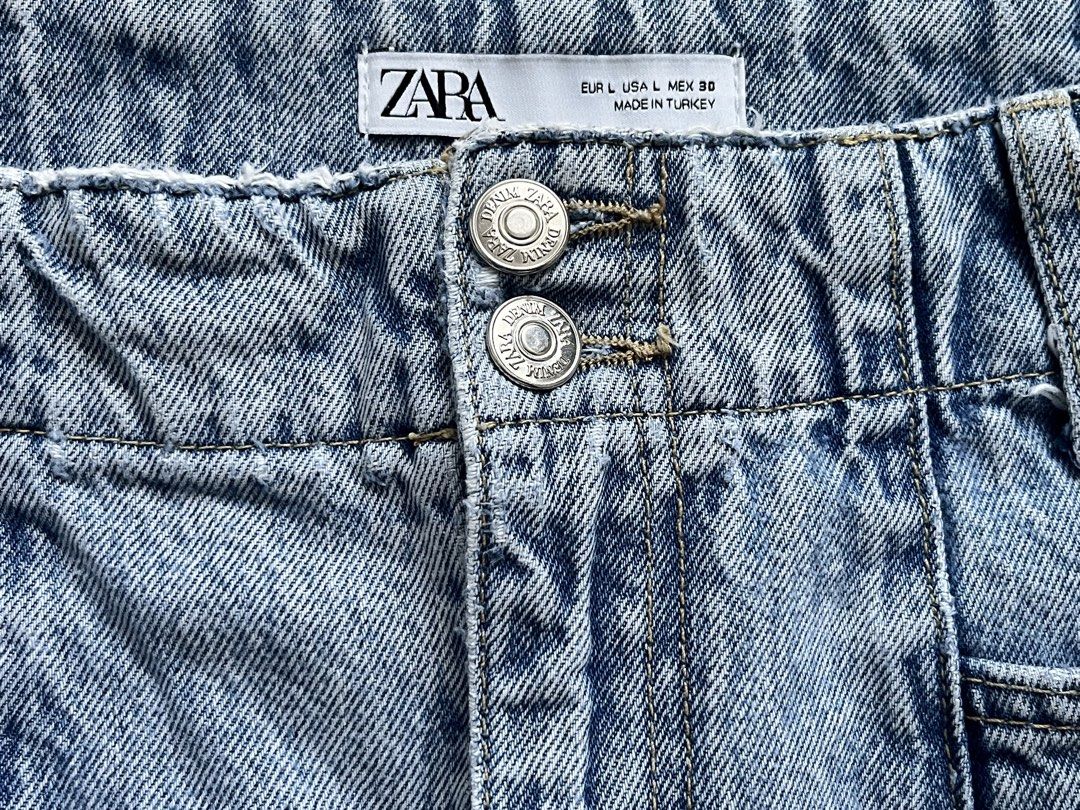 Zara Denim Skirt (Category: Skirts) located in Tabaco. Submitted by mcsizzlinghottocino (Listing ID 1439125791, Image 2). Description: - Zara denim skirt - Size: L - Color: Light blue wash - Features: Two front pockets, two back pockets, raw hem, double-button closure.