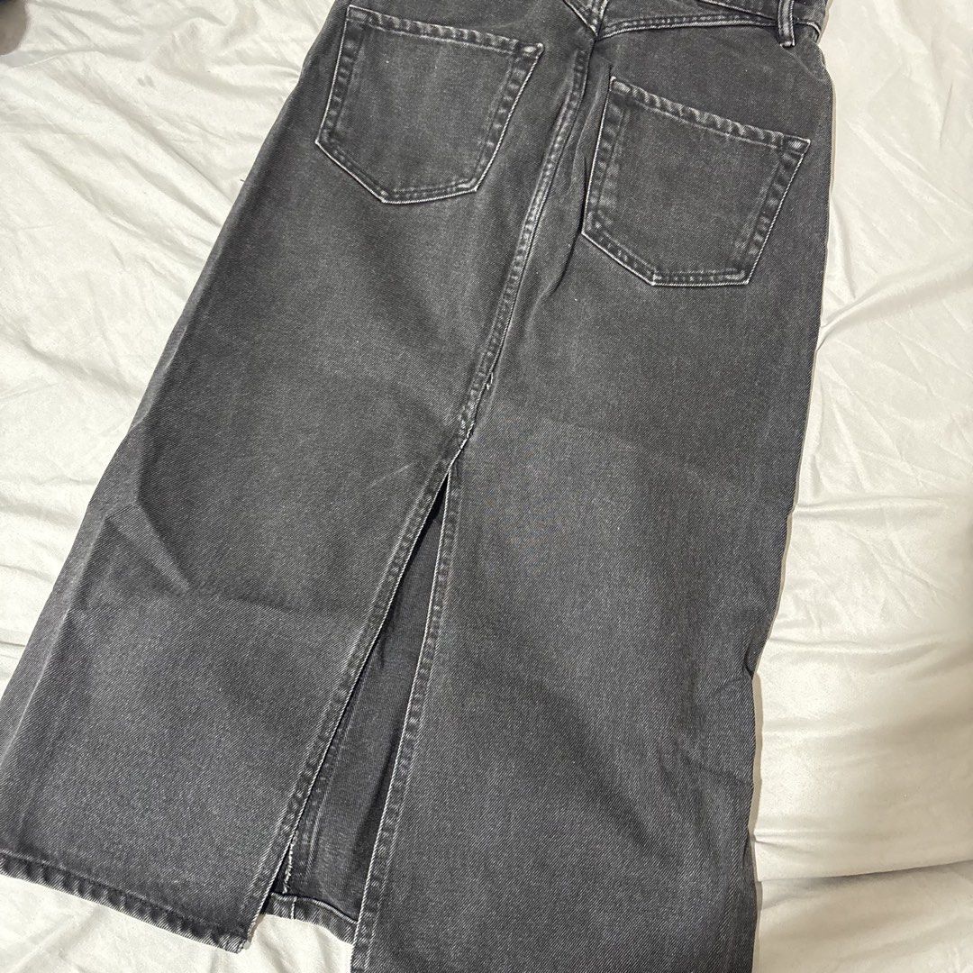 Zara Denim Skirt XS (Category: Skirts) located in Subic. Submitted by ysbllrs (Listing ID 1439176591, Image 2). Description: - Zara denim skirt - Dark grey wash - Size: XS - Back slit detail - Two back pockets - Made in Bangladesh.